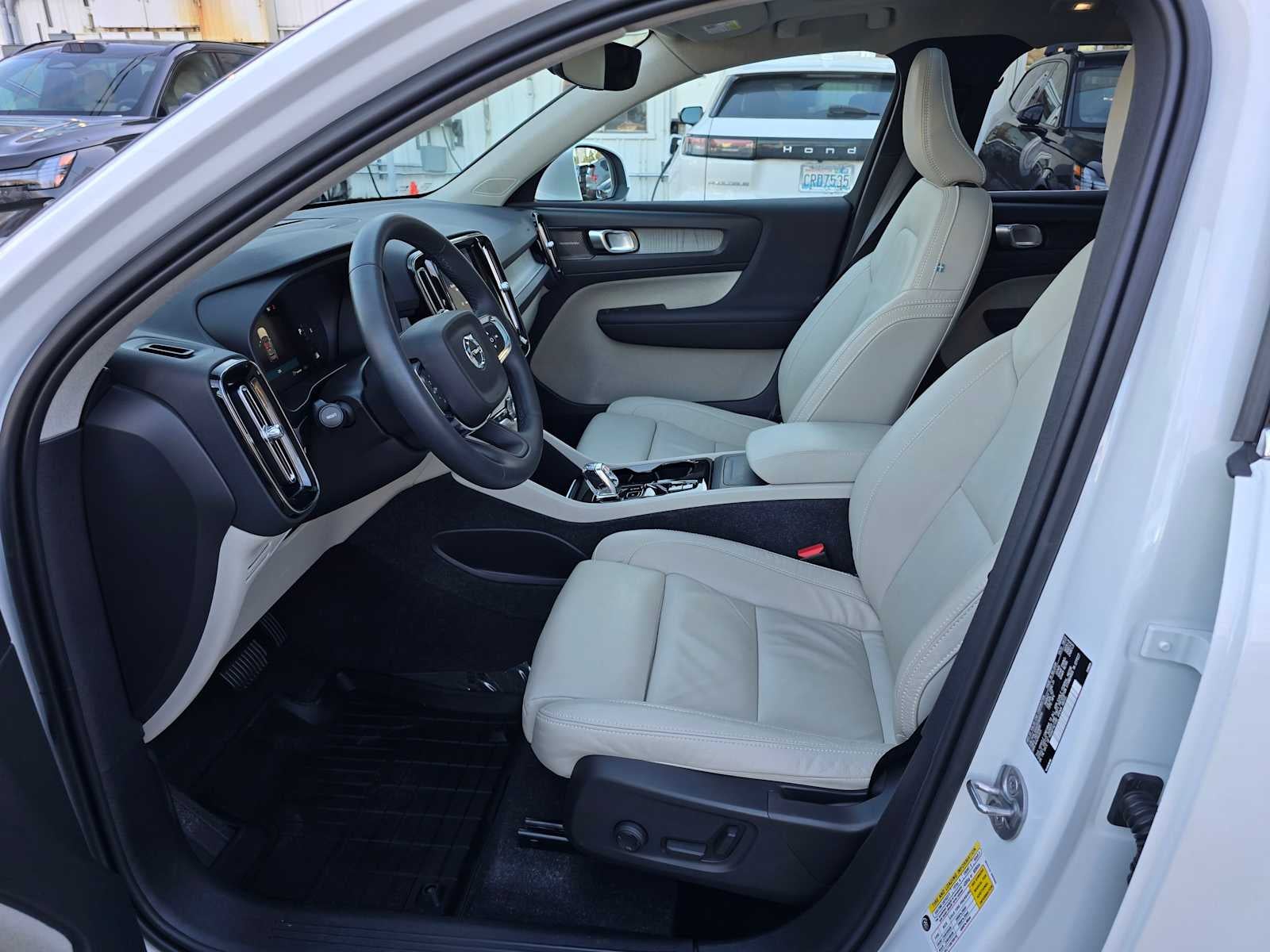 2023 Volvo XC40 Ultimate Bright Theme