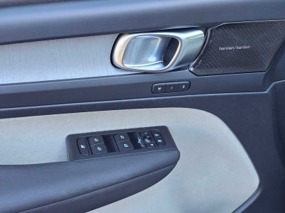 2023 Volvo XC40 Ultimate Bright Theme