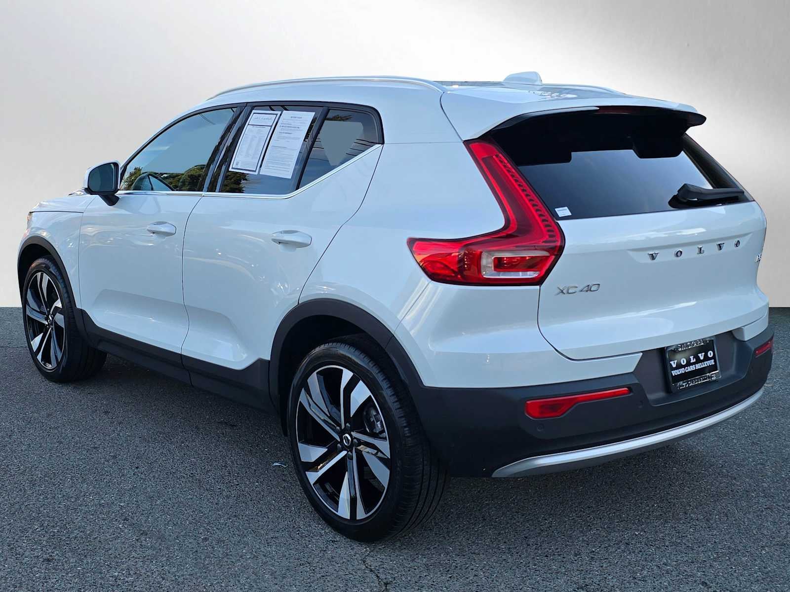2023 Volvo XC40 Ultimate Bright Theme