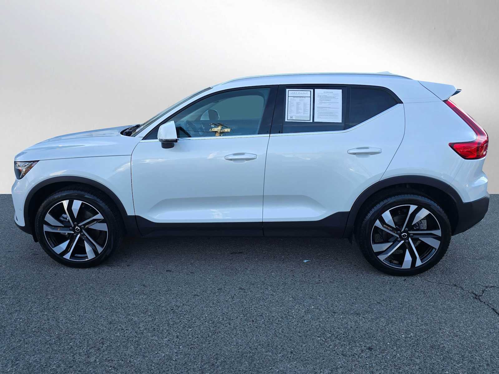 2023 Volvo XC40 Ultimate Bright Theme