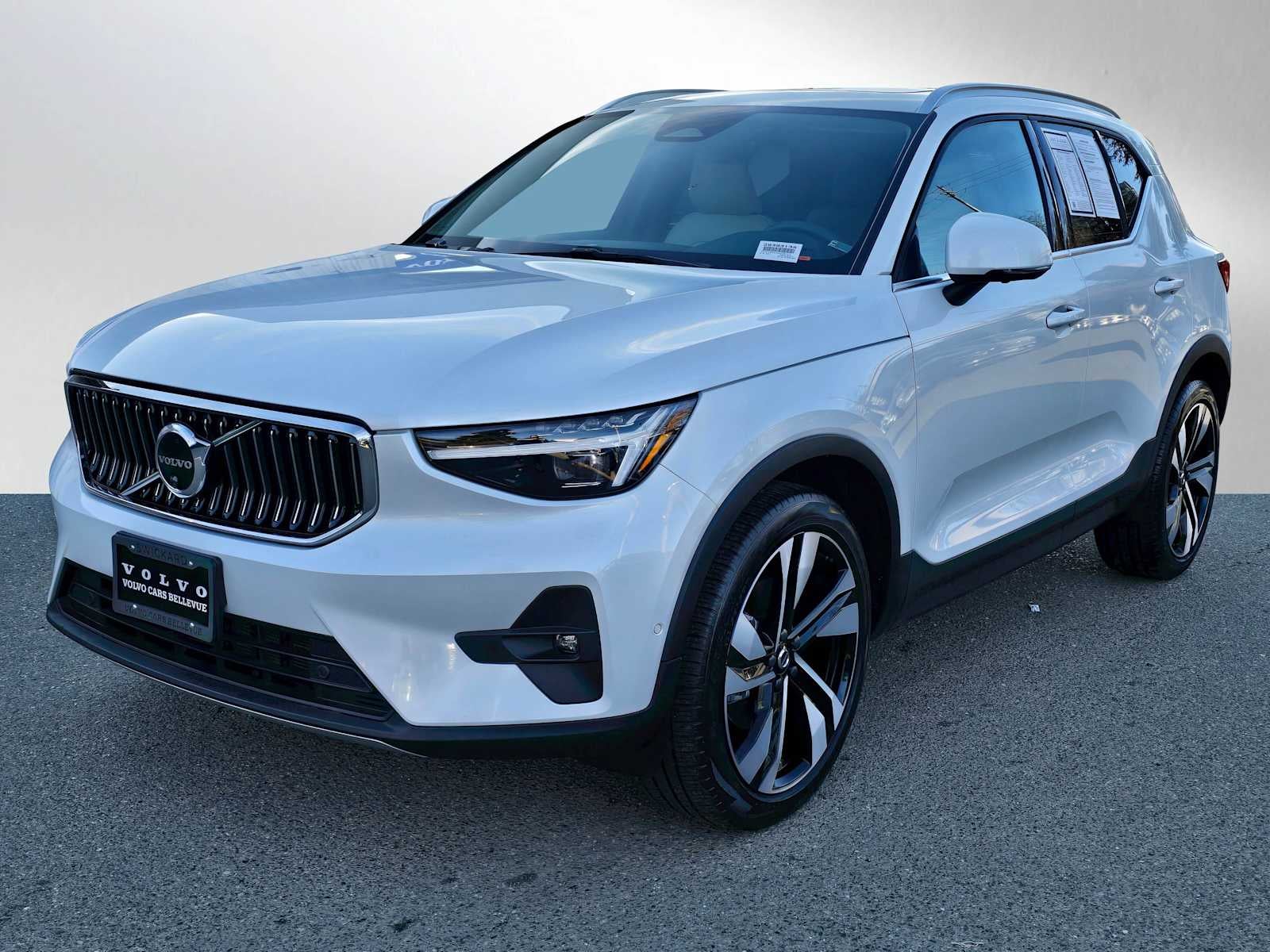 2023 Volvo XC40 Ultimate Bright Theme