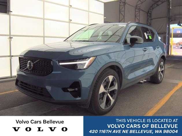 2025 Volvo XC40 Plus Dark Theme