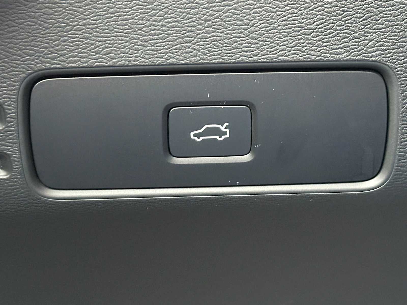 2025 Volvo XC40 Plus Dark Theme