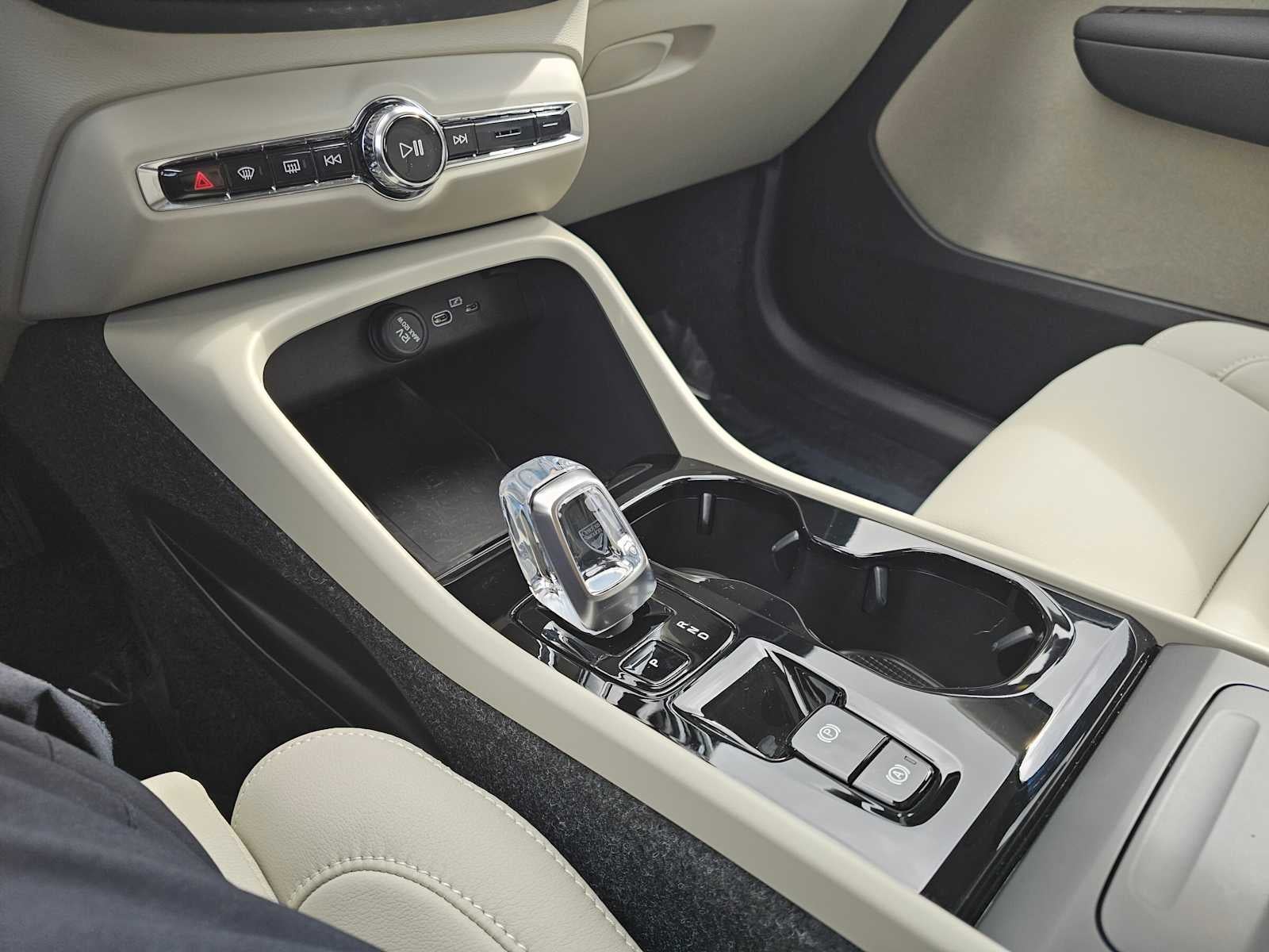 2026 Volvo XC40 Plus