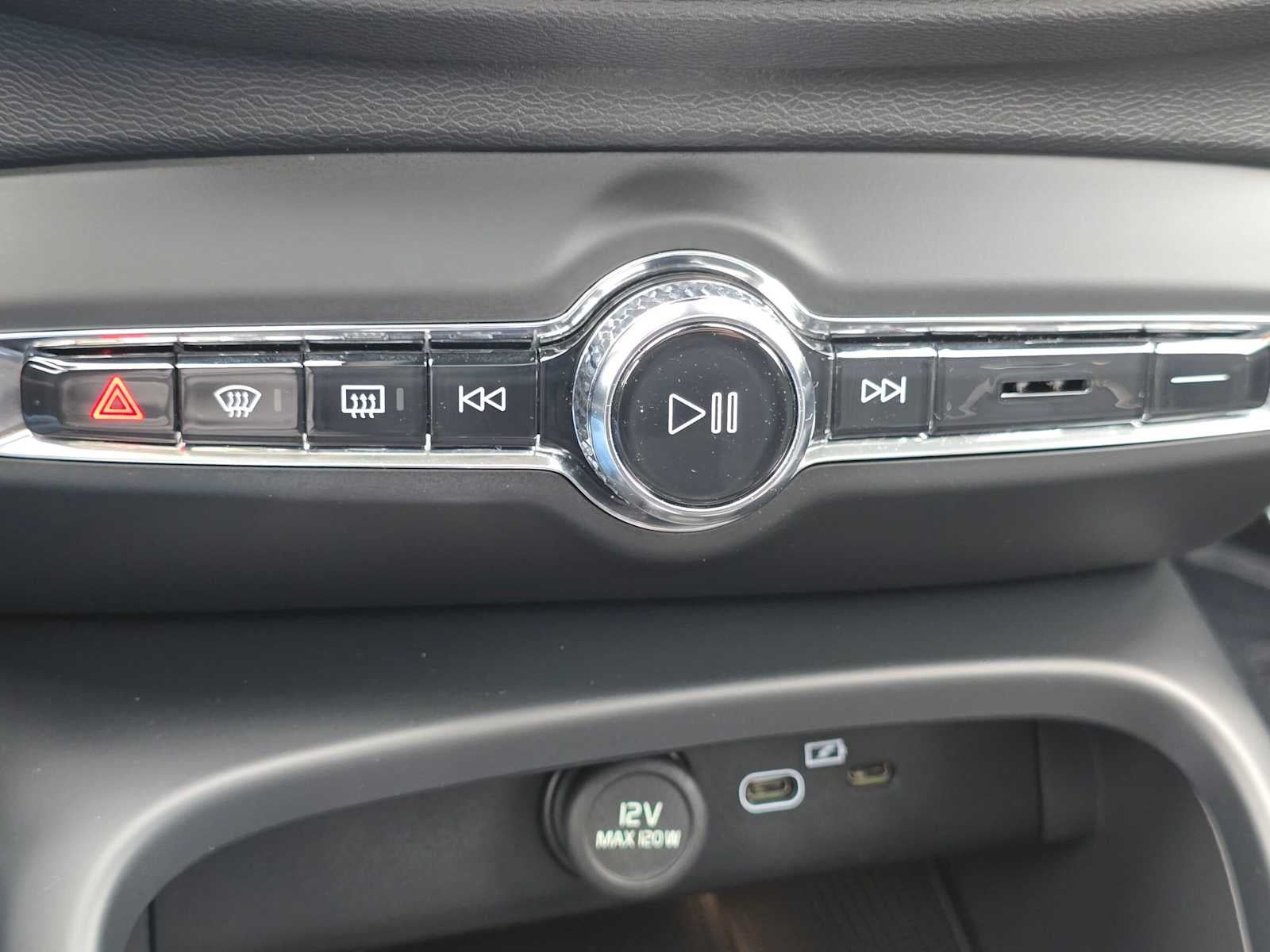 2026 Volvo XC40 Plus
