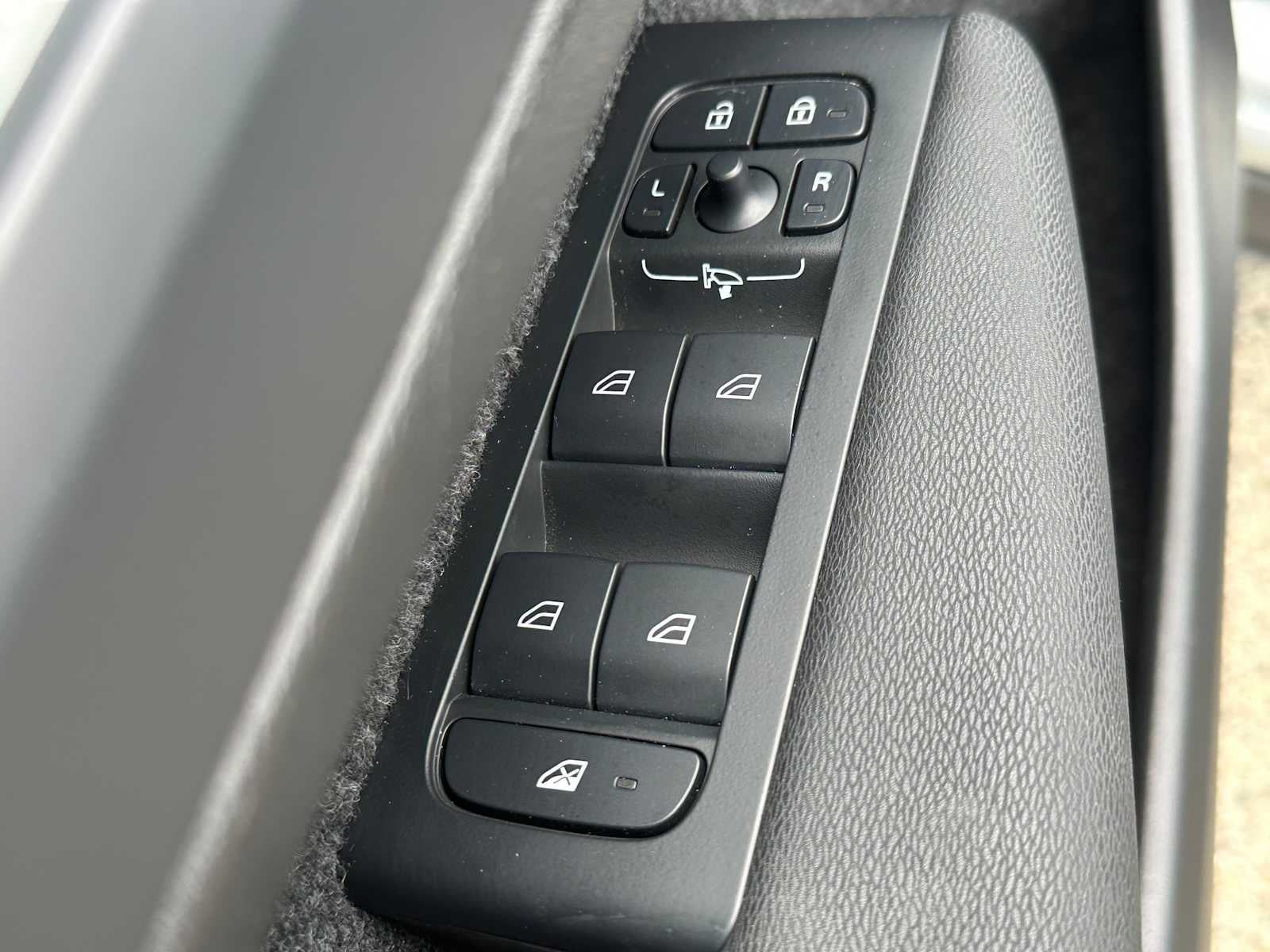 2025 Volvo XC40 Plus Bright Theme