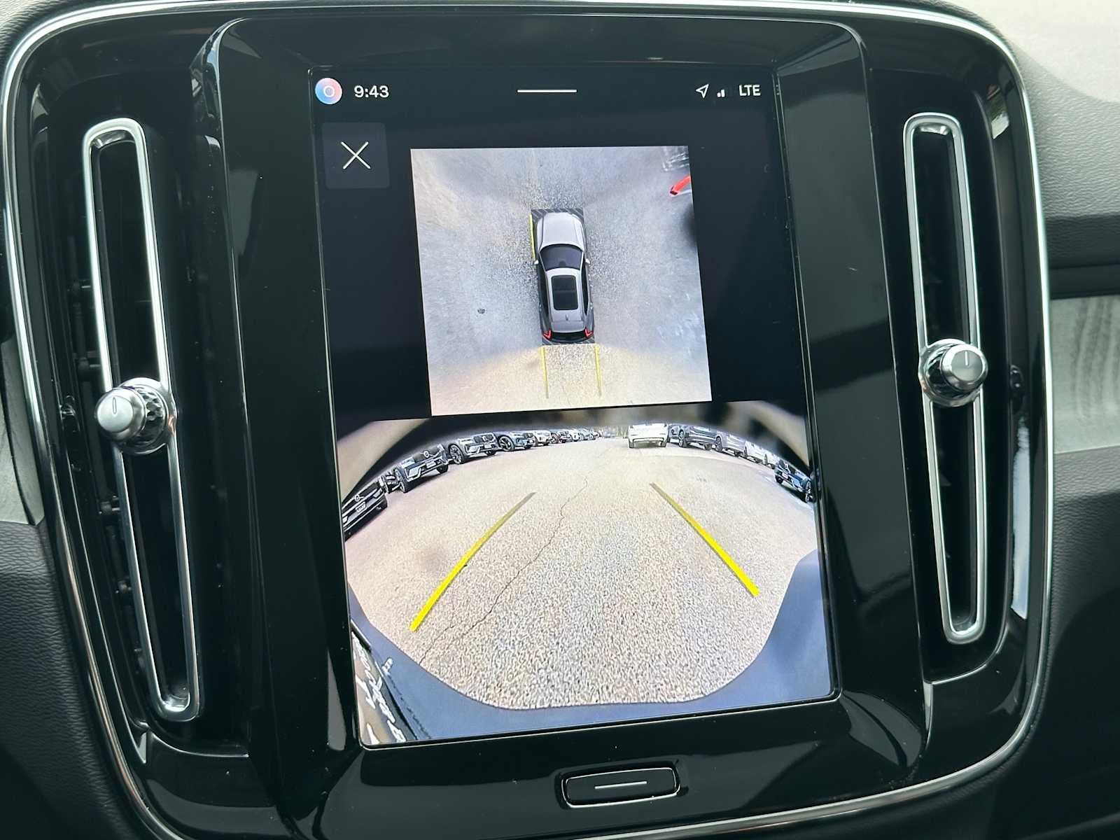 2025 Volvo XC40 Plus Bright Theme