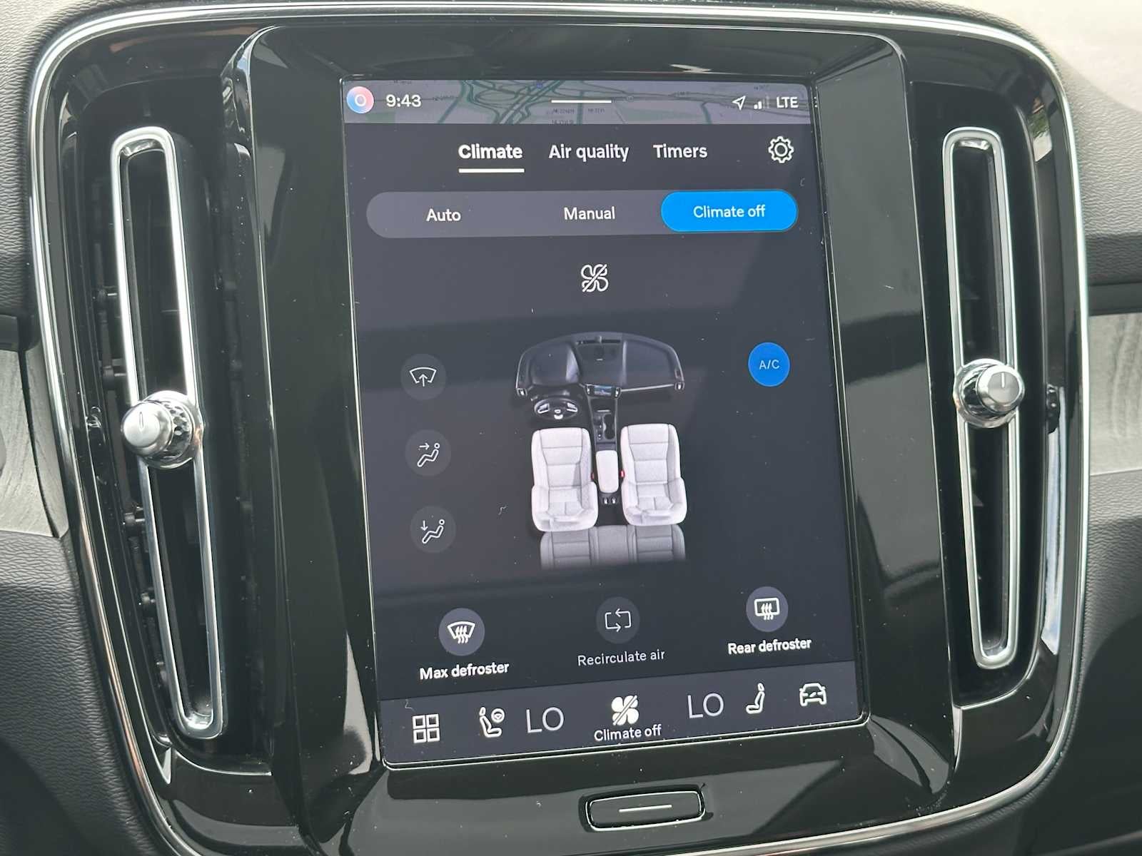 2025 Volvo XC40 Plus Bright Theme
