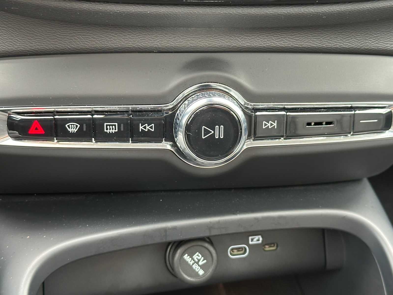 2025 Volvo XC40 Plus Bright Theme