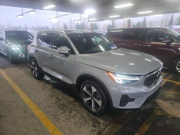 2025 Volvo XC40 Plus Bright Theme