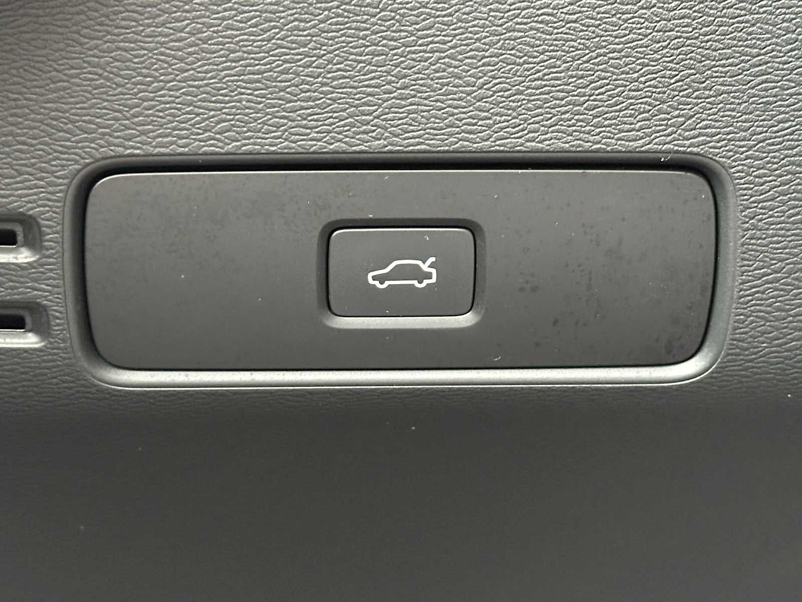 2025 Volvo XC40 Plus Bright Theme