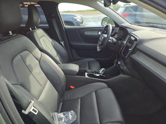 2025 Volvo XC40 Plus Bright Theme