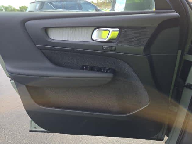 2025 Volvo XC40 Plus Bright Theme