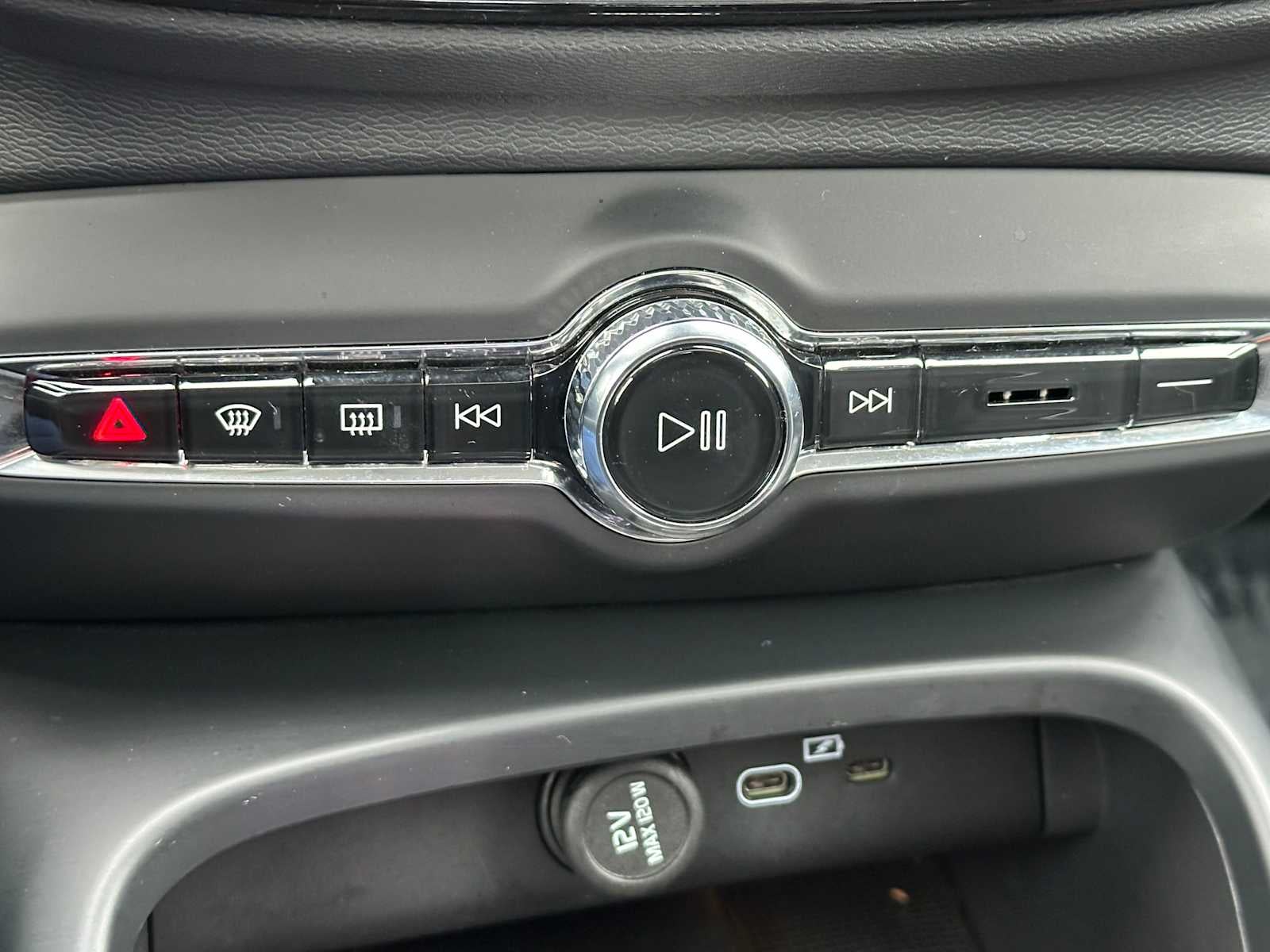 2025 Volvo XC40 Plus Bright Theme