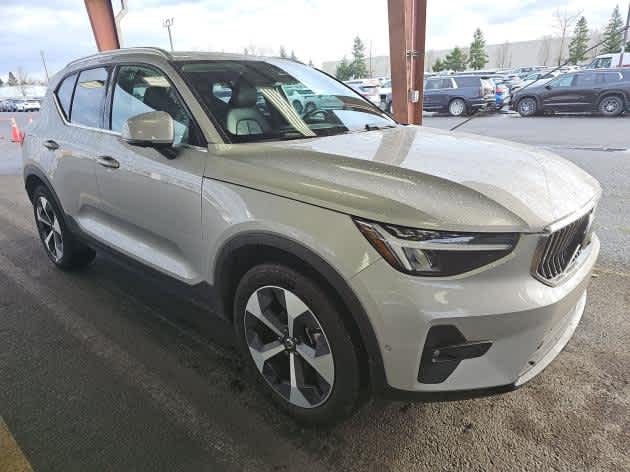 2025 Volvo XC40 Plus Bright Theme