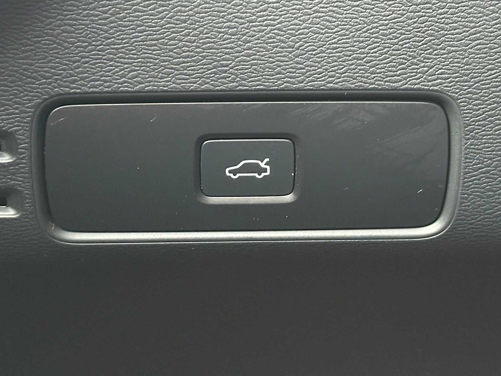 2025 Volvo XC40 Plus Bright Theme