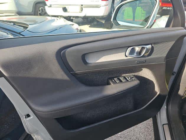 2025 Volvo XC40 Plus Bright Theme