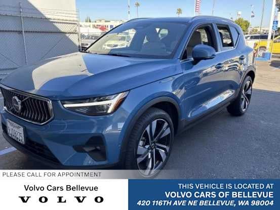 2024 Volvo XC40 Plus Bright Theme