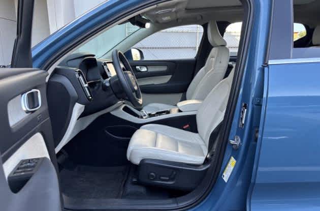 2024 Volvo XC40 Plus Bright Theme