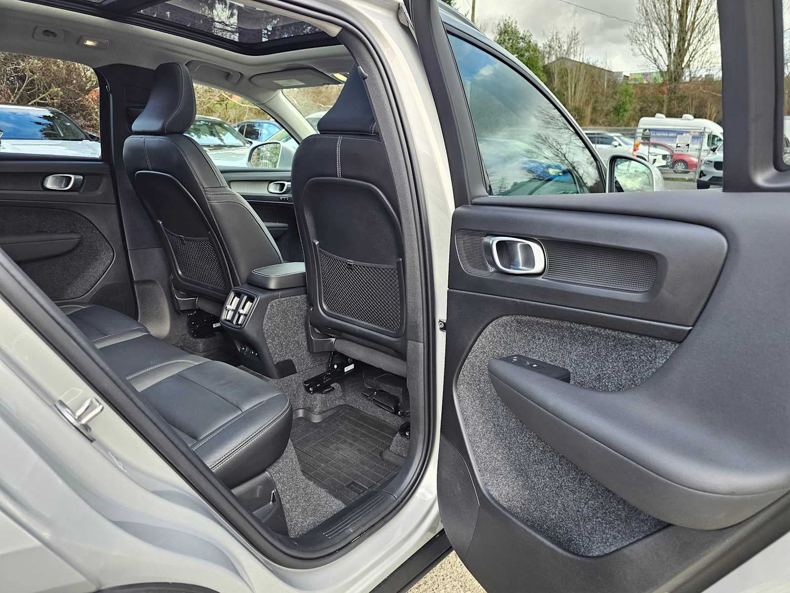 2025 Volvo XC40 Plus Bright Theme