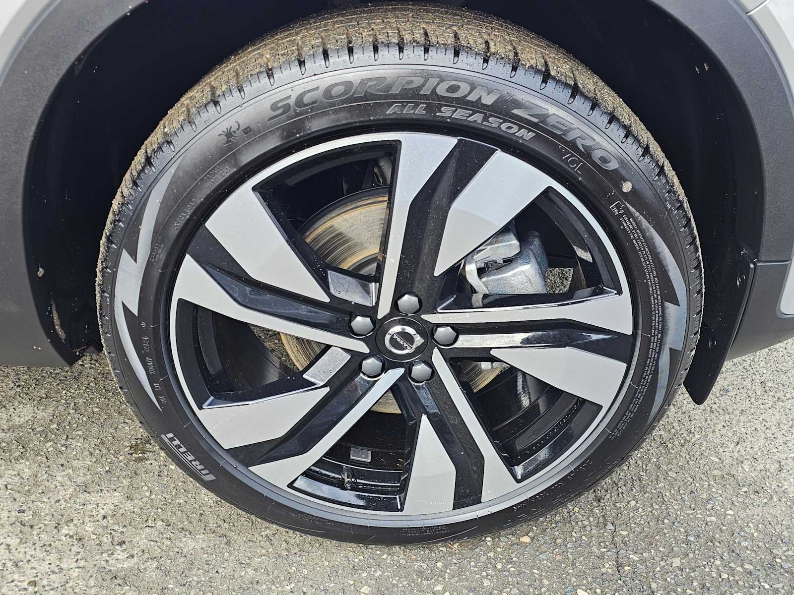 2025 Volvo XC40 Plus Bright Theme