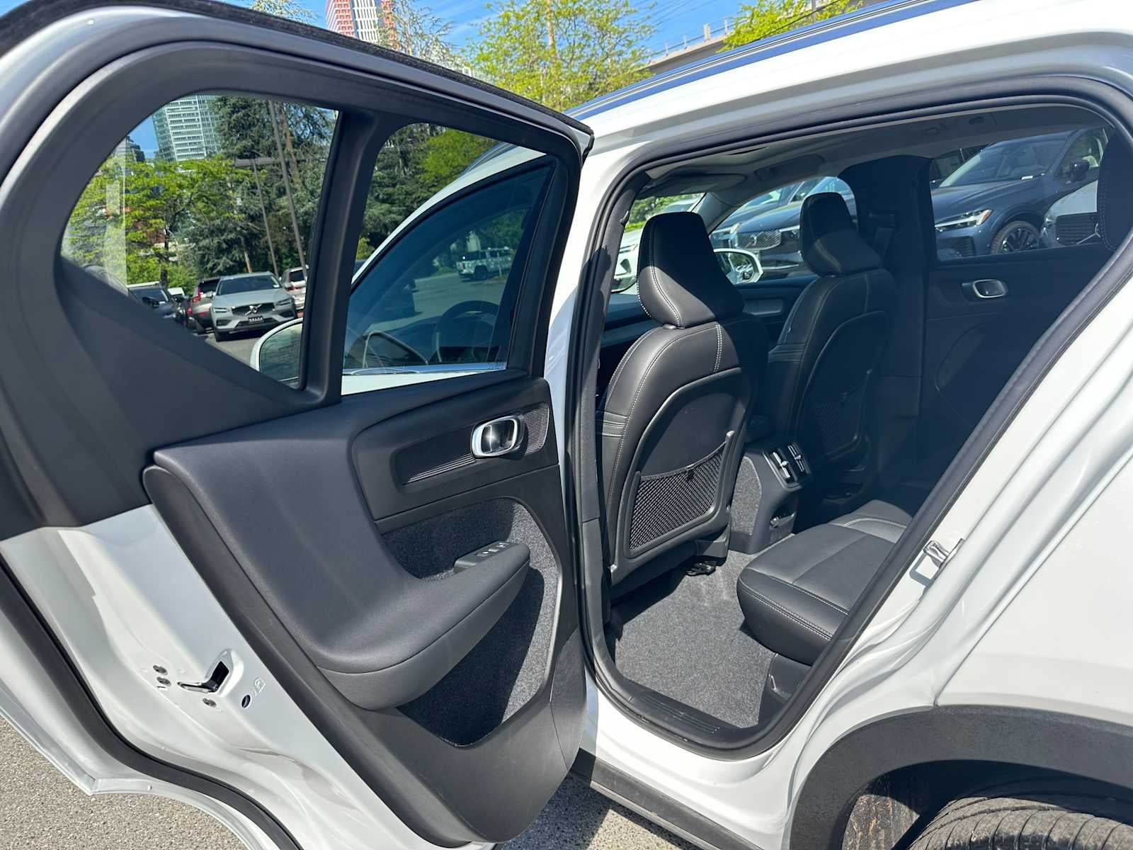 2025 Volvo XC40 Plus Bright Theme