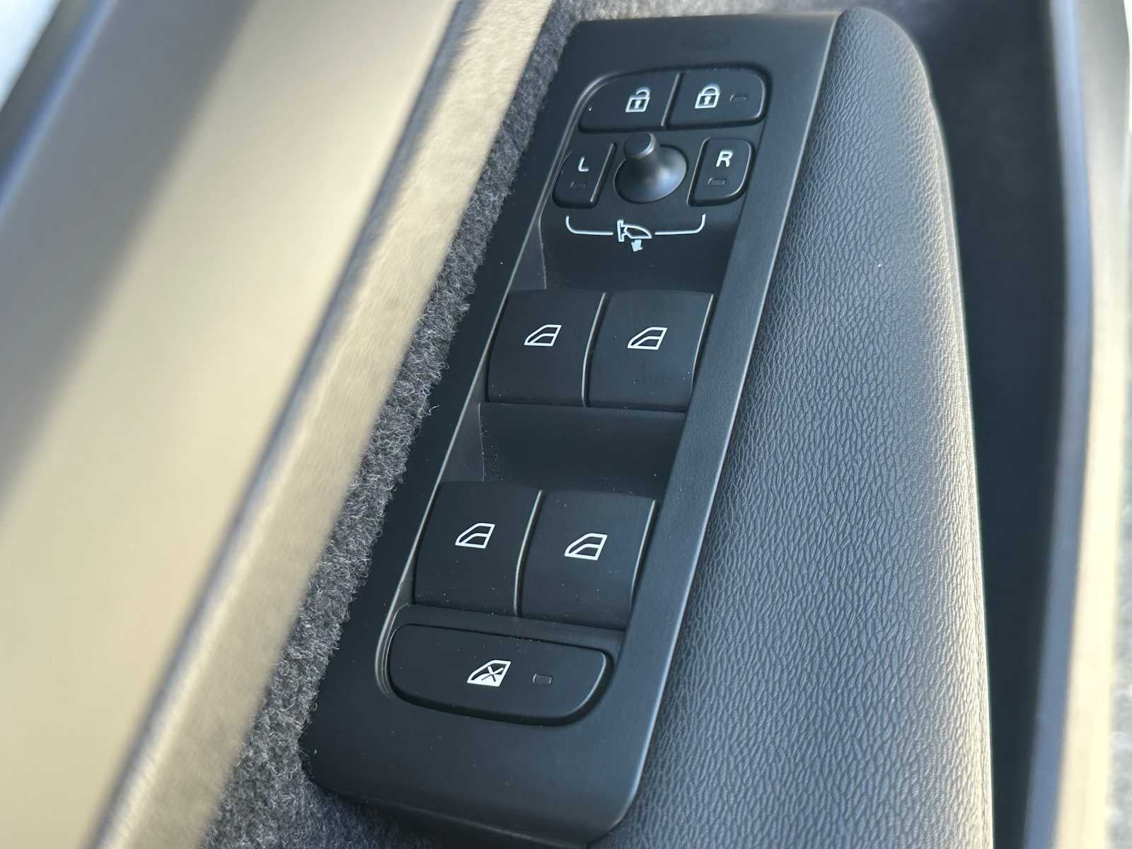 2025 Volvo XC40 Plus Bright Theme