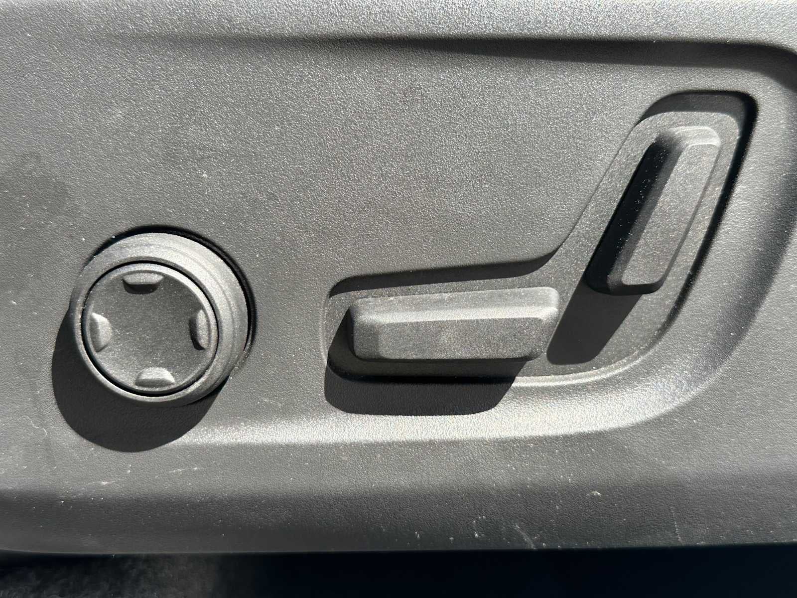 2025 Volvo XC40 Plus Bright Theme