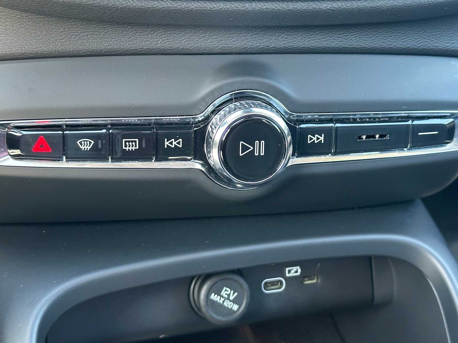 2025 Volvo XC40 Plus Bright Theme