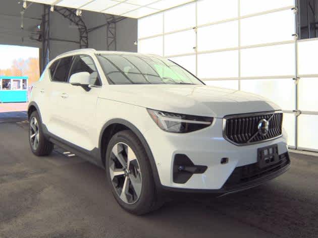 2025 Volvo XC40 Plus Bright Theme