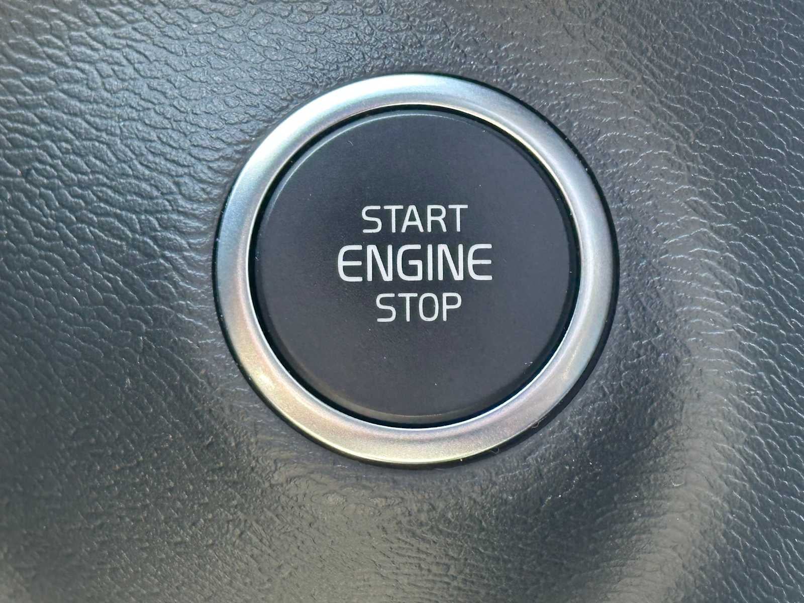 2025 Volvo XC40 Plus Bright Theme