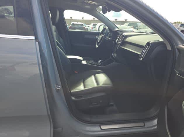 2025 Volvo XC40 Plus Bright Theme