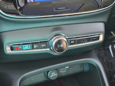 2025 Volvo XC40 Plus Bright Theme