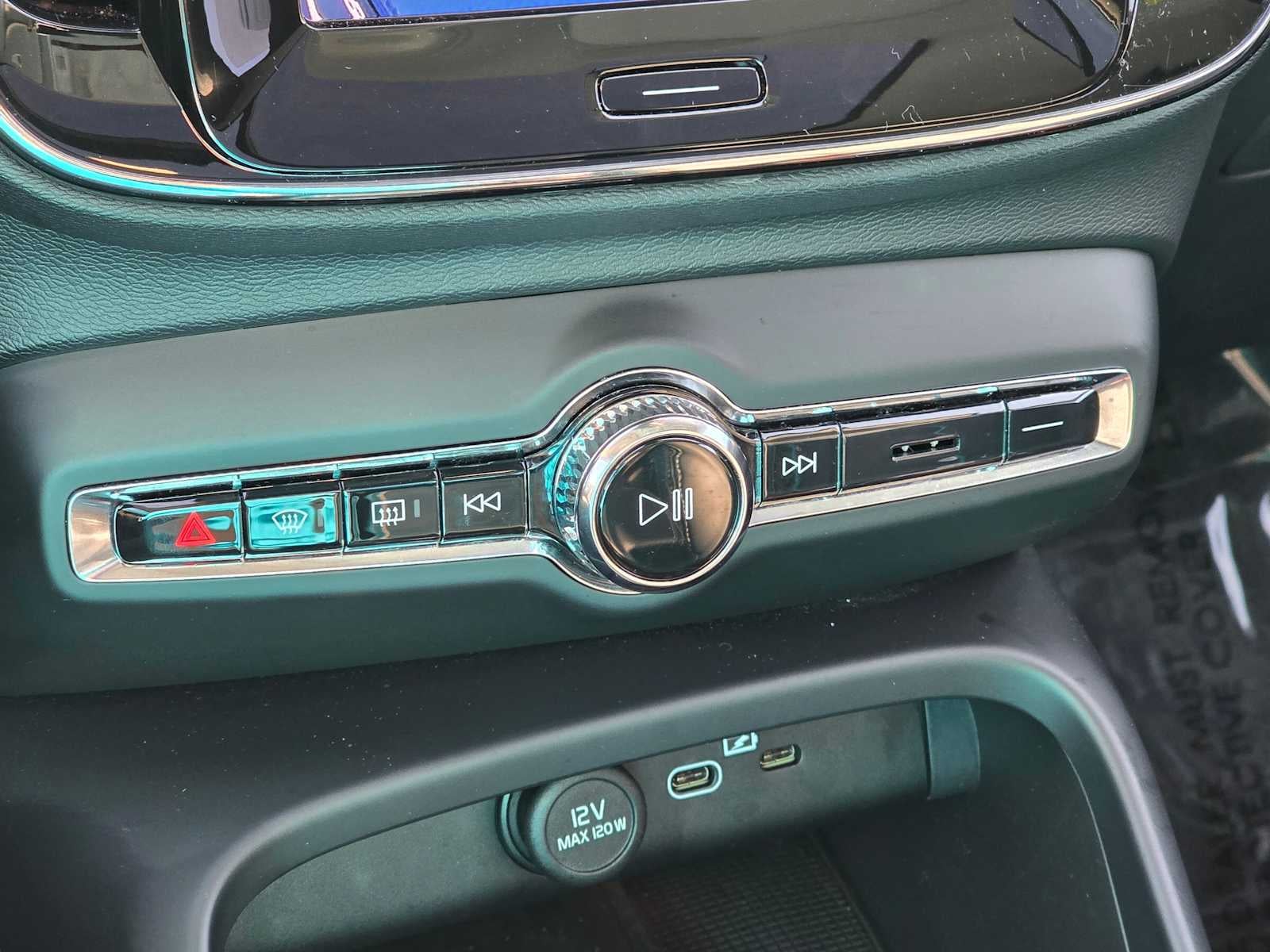 2025 Volvo XC40 Plus Bright Theme