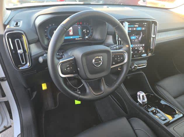 2025 Volvo XC40 Plus Bright Theme