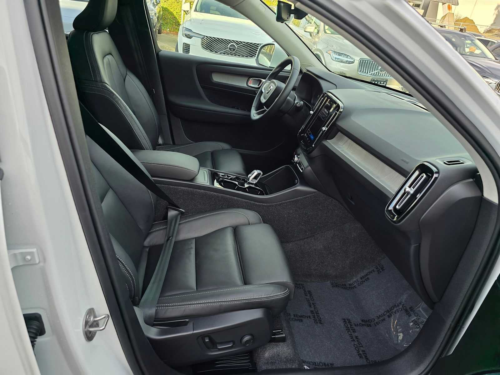 2025 Volvo XC40 Plus Bright Theme