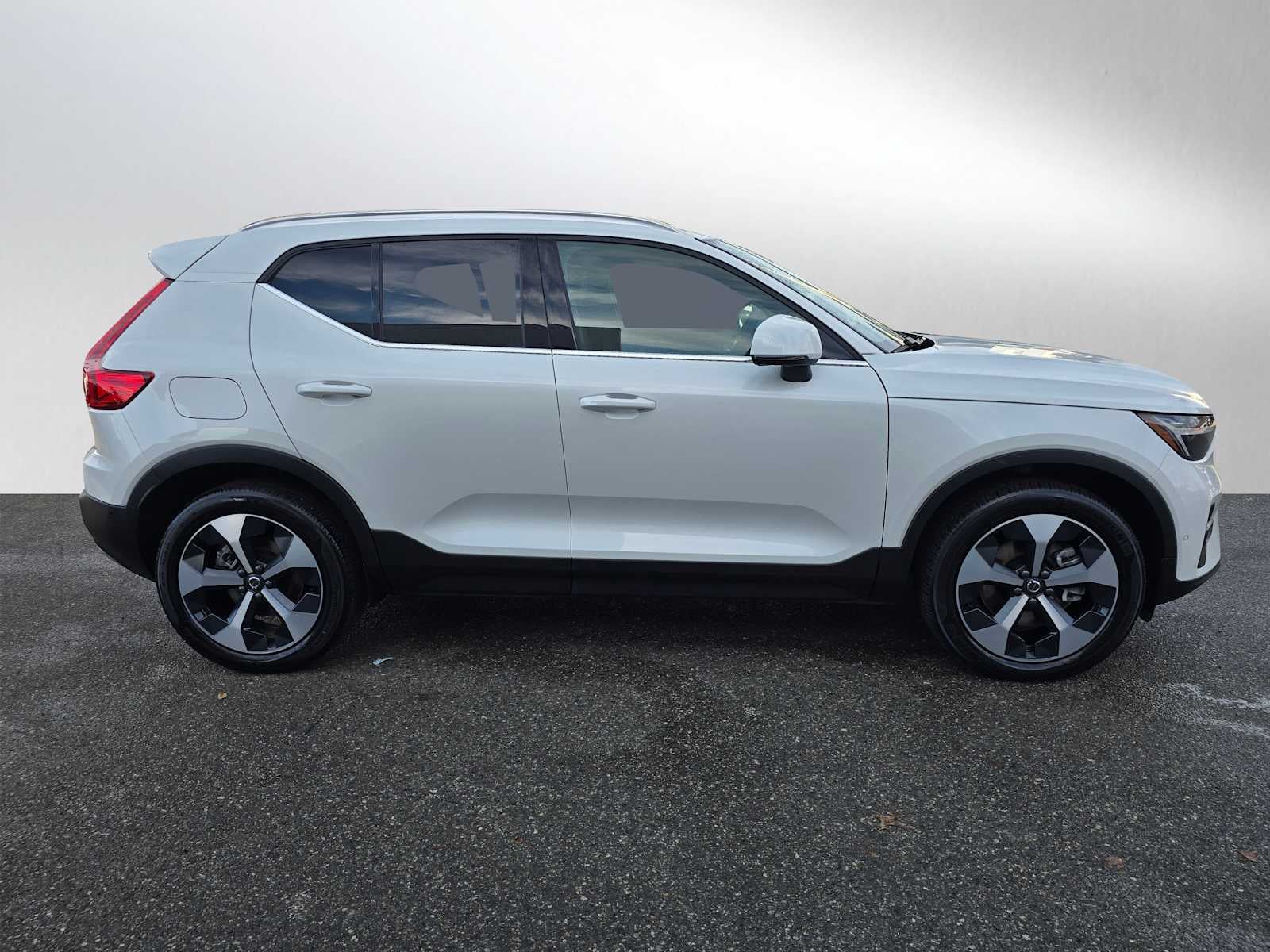 2025 Volvo XC40 Plus Bright Theme