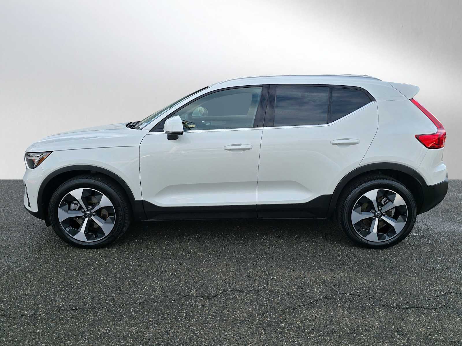2025 Volvo XC40 Plus Bright Theme