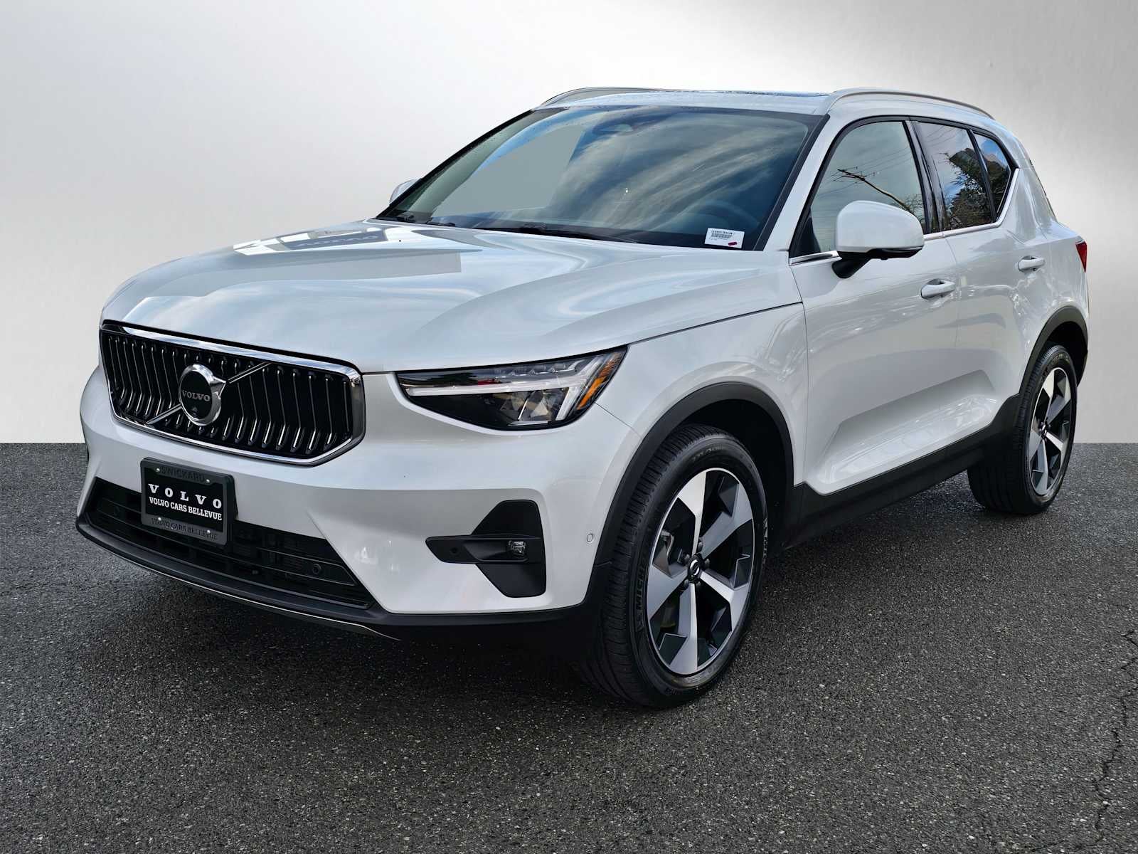 2025 Volvo XC40 Plus Bright Theme
