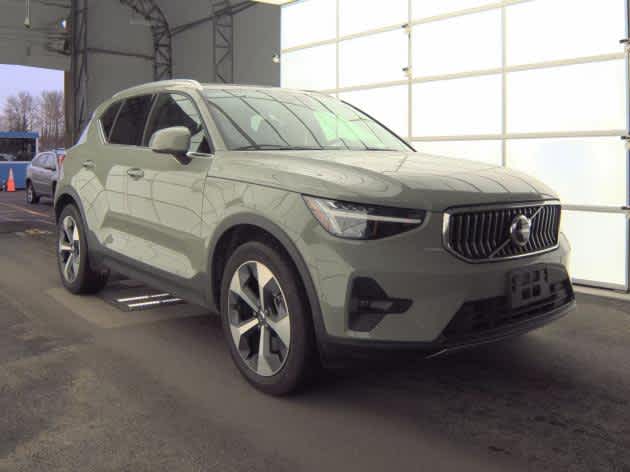 2025 Volvo XC40 Plus Bright Theme