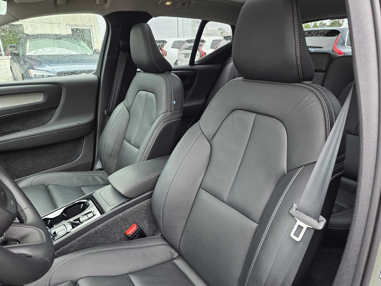 2025 Volvo XC40 Plus Bright Theme