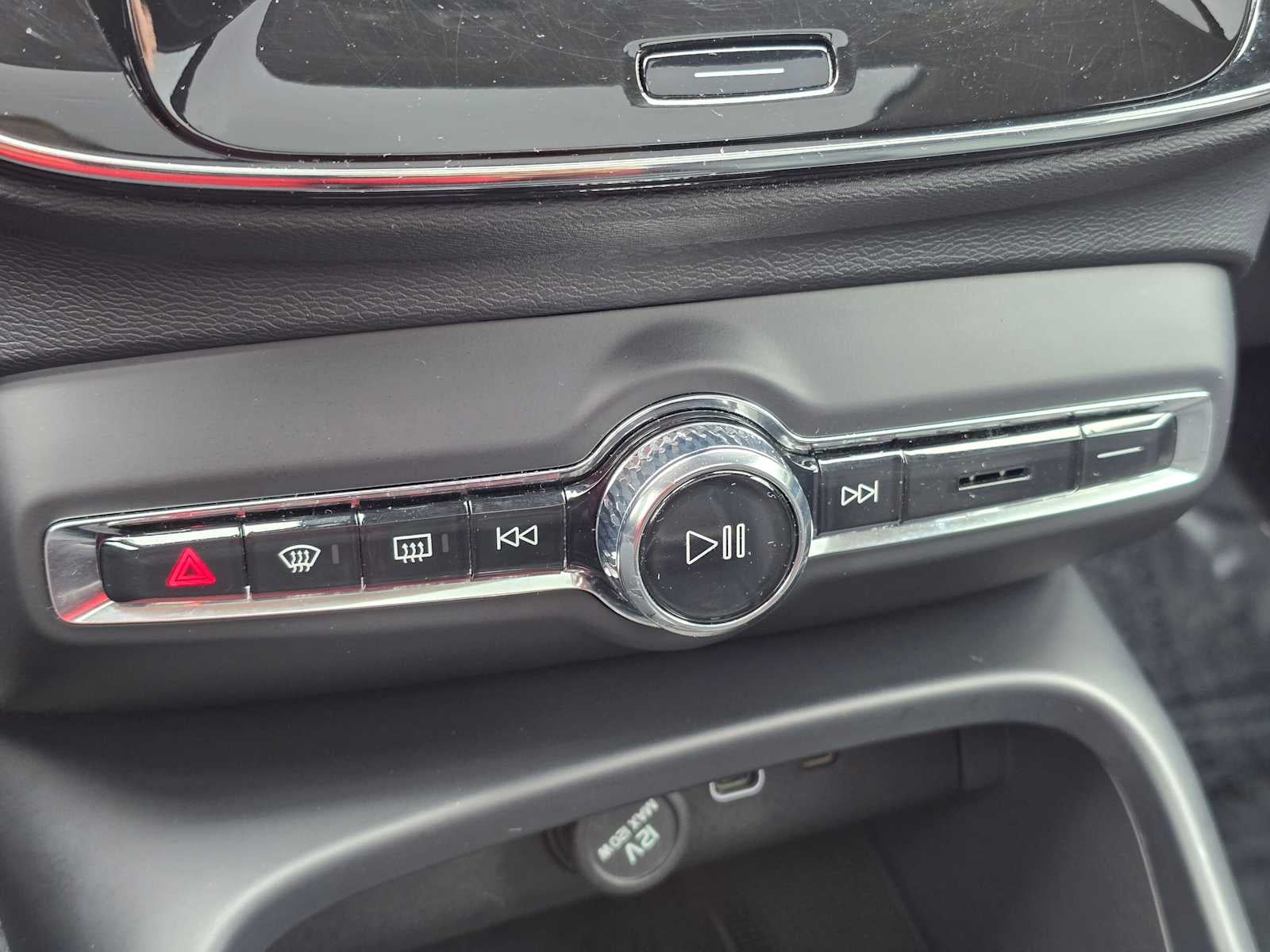 2025 Volvo XC40 Plus Bright Theme