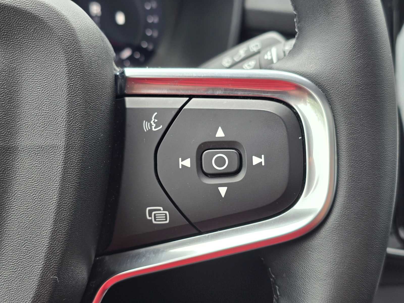 2025 Volvo XC40 Plus Bright Theme