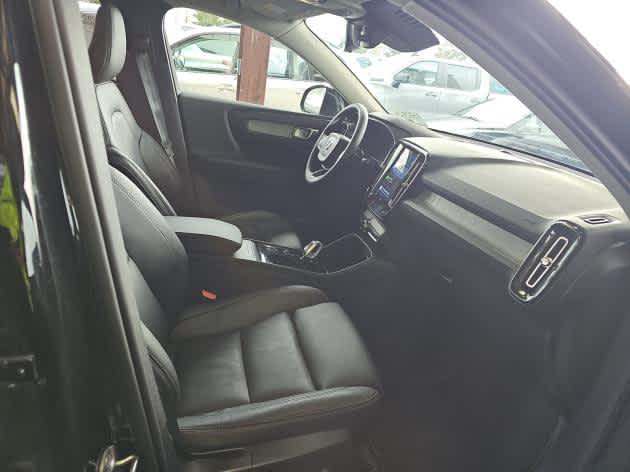 2025 Volvo XC40 Plus Bright Theme