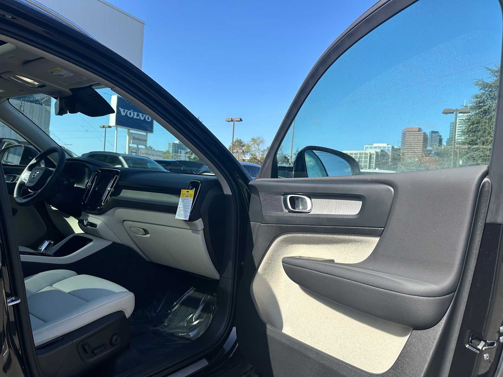 2025 Volvo XC40 Plus Bright Theme