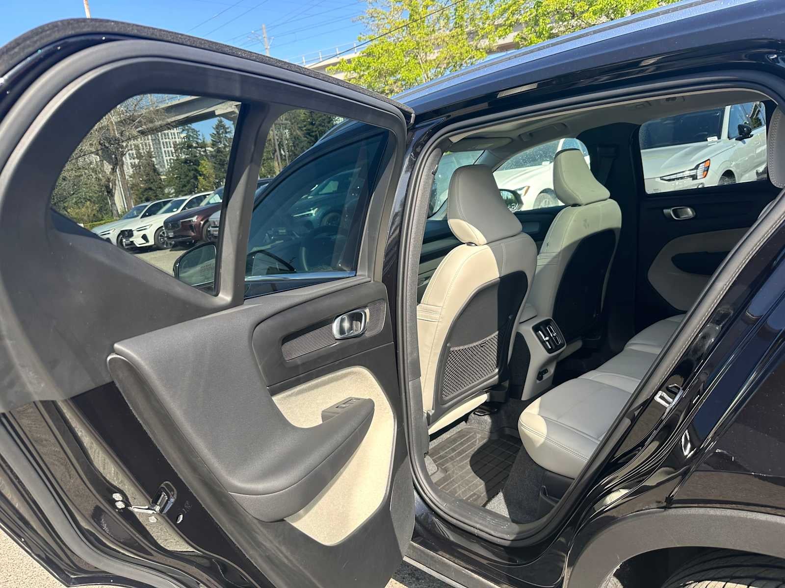 2025 Volvo XC40 Plus Bright Theme