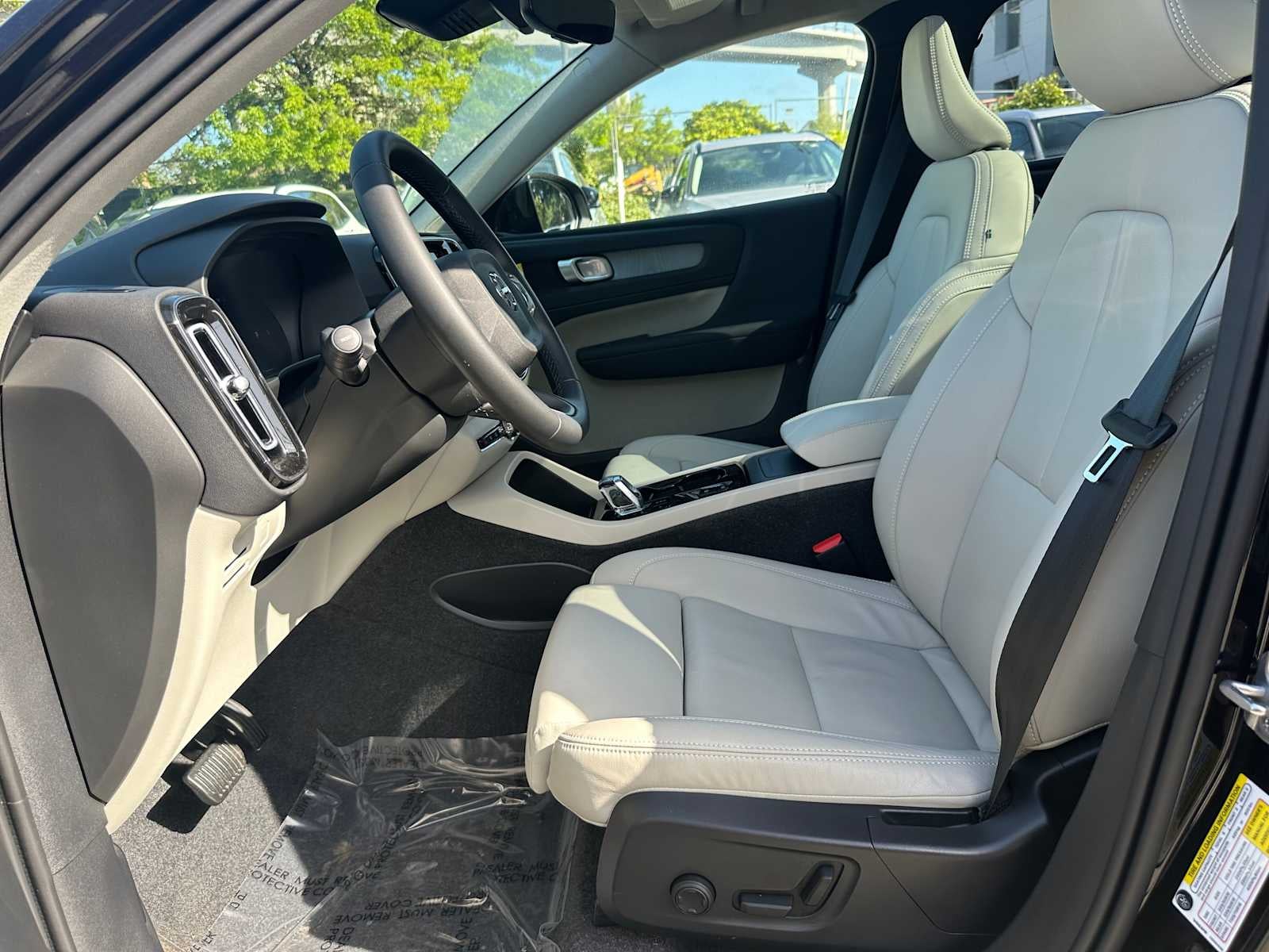 2025 Volvo XC40 Plus Bright Theme