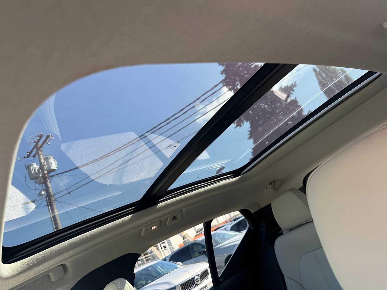 2025 Volvo XC40 Plus Bright Theme
