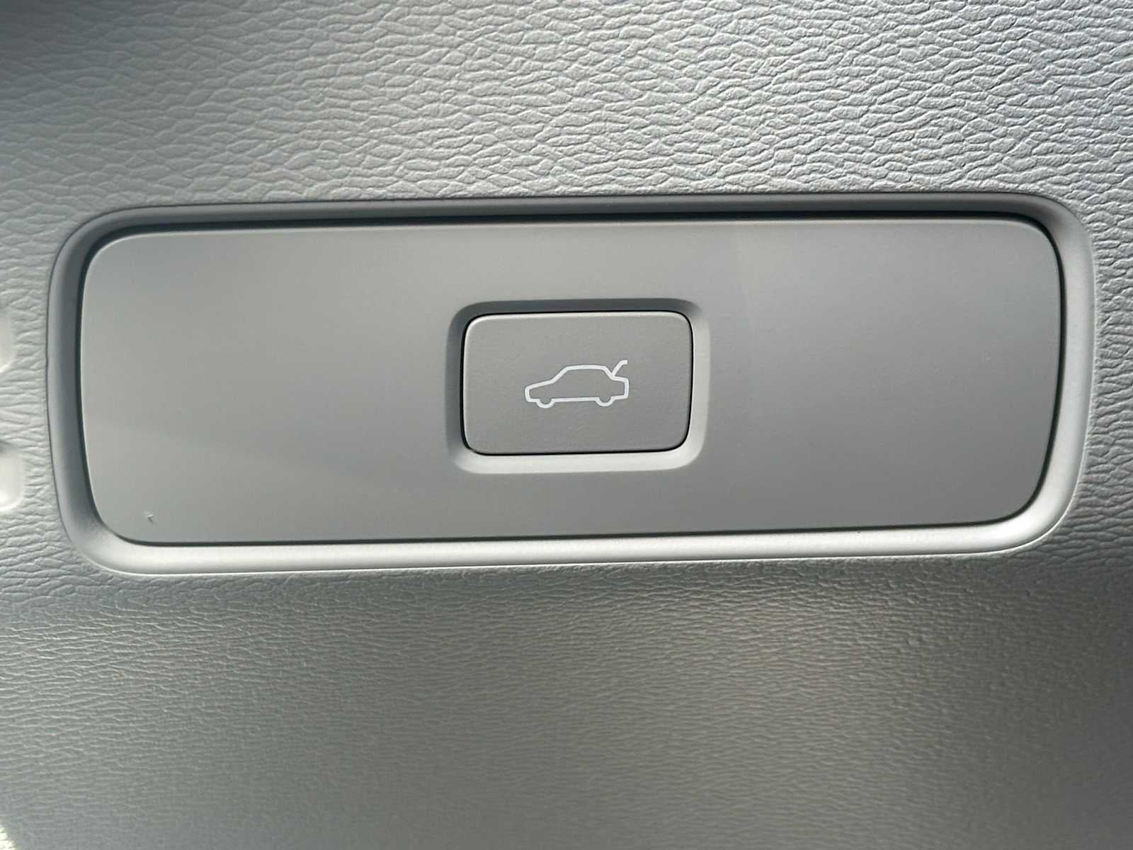 2025 Volvo XC40 Plus Bright Theme