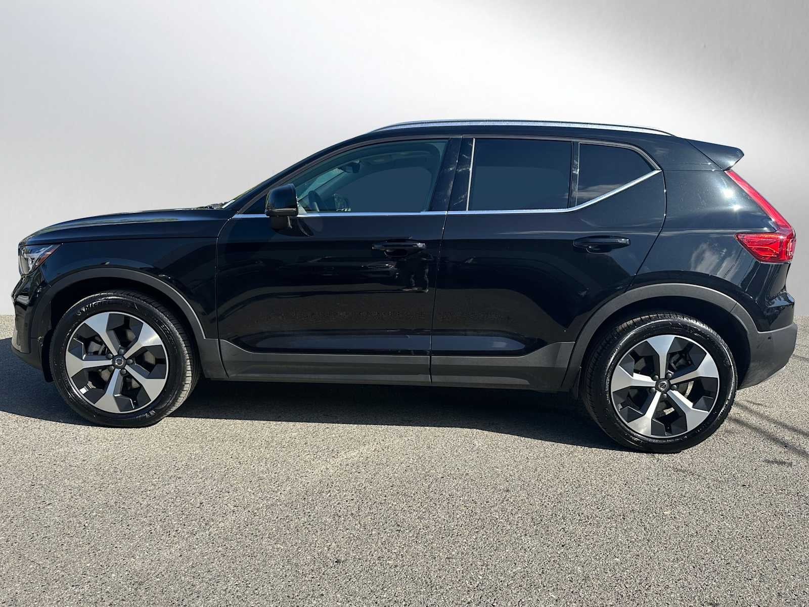 2025 Volvo XC40 Plus Bright Theme
